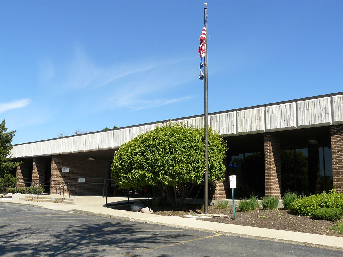 Front of the White Oak Library prior to renovation